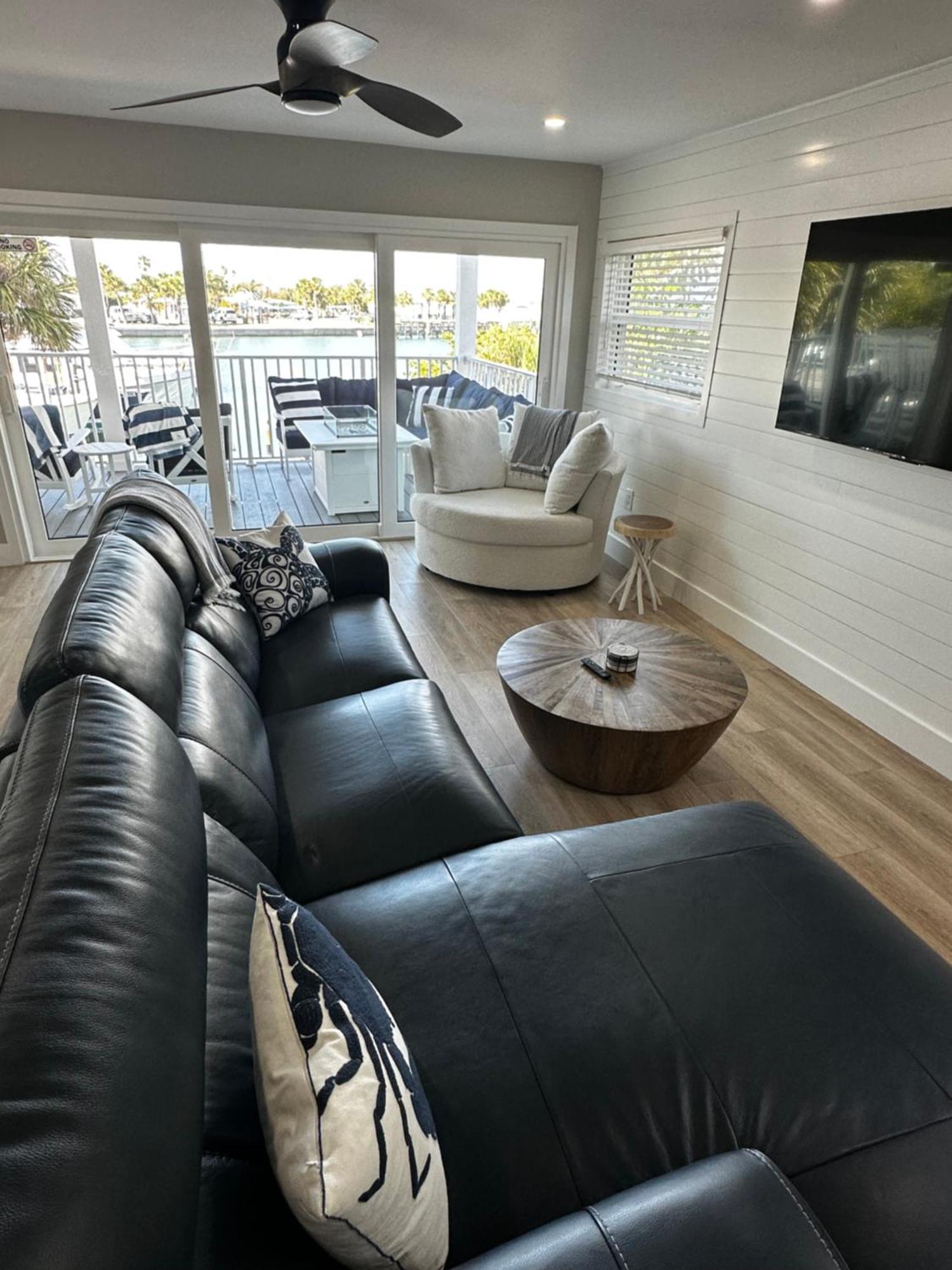 Chadwick Cove Marina Aparthotel Englewood Exterior photo